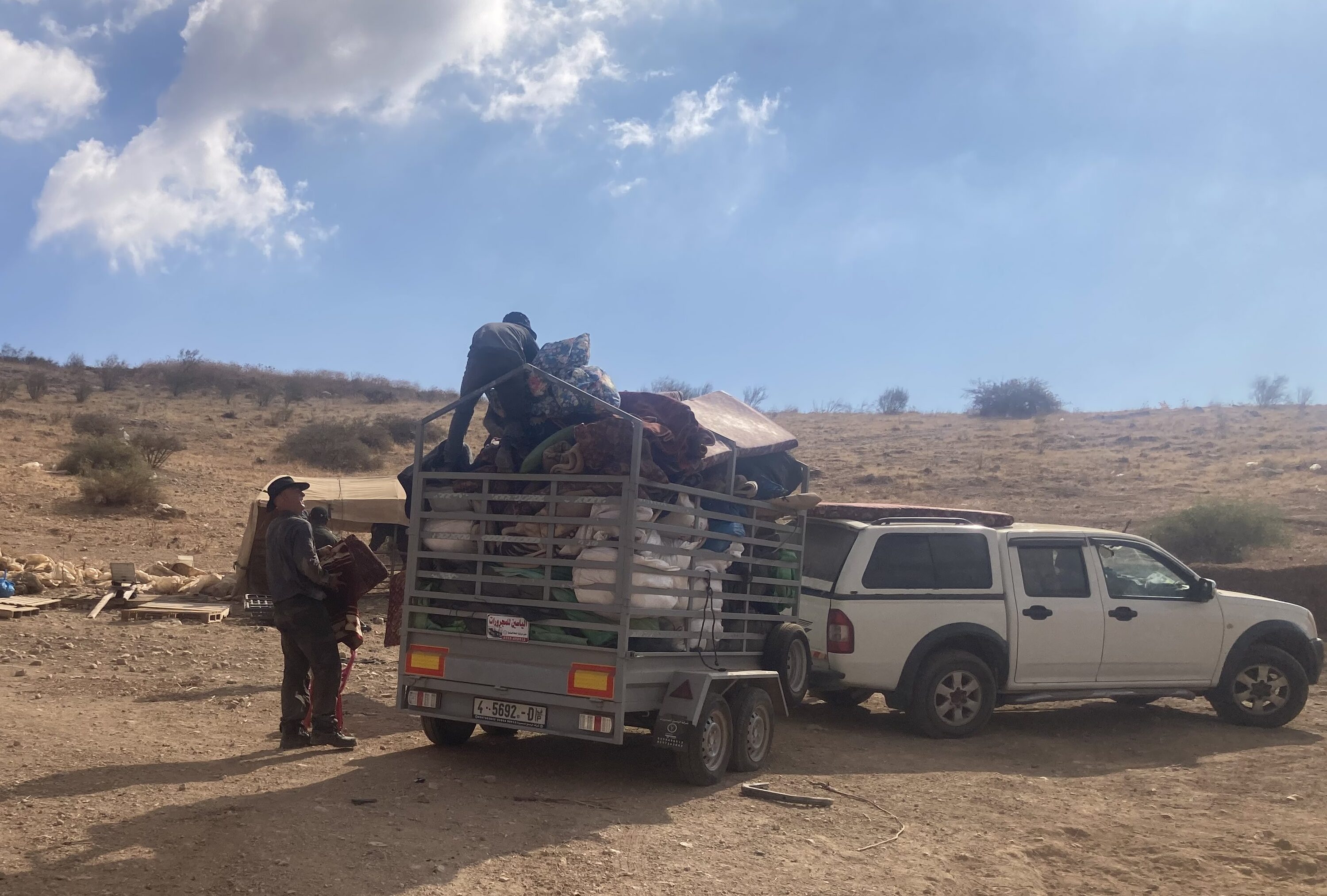 Residents of Wad al-Fau evacuating their belongings